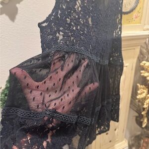 Love this top but doesn’t fit me anymore. A great match with skirts pants/shorts